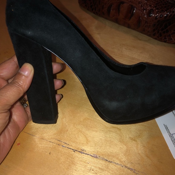 Steve Madden suede platform pump. - Picture 3 of 4